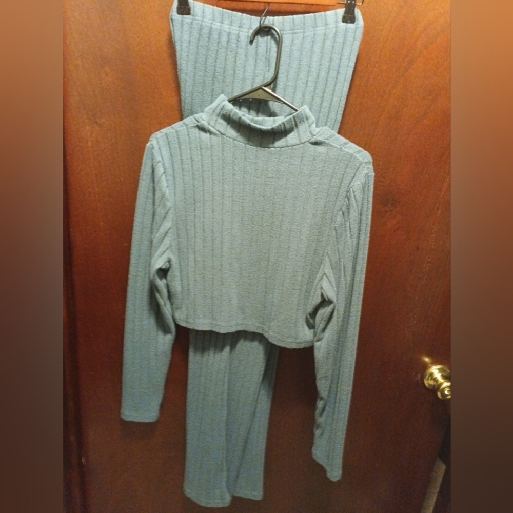 Woman's Lounge Wear Set Xl Flared Bottoms Cropped Top